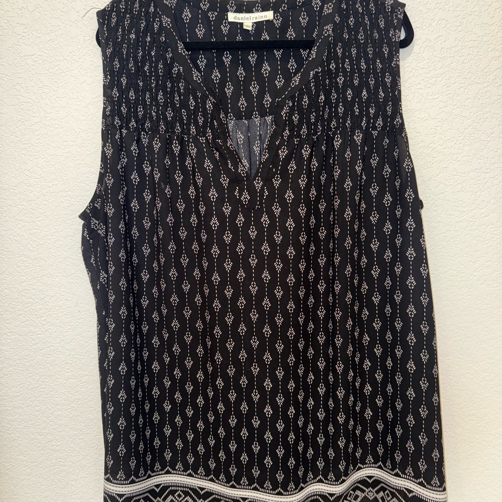 Daniel Rainn Black and White Sleeveless Top